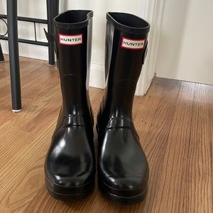 Hunter womens original short gloss rain boots. Size 10